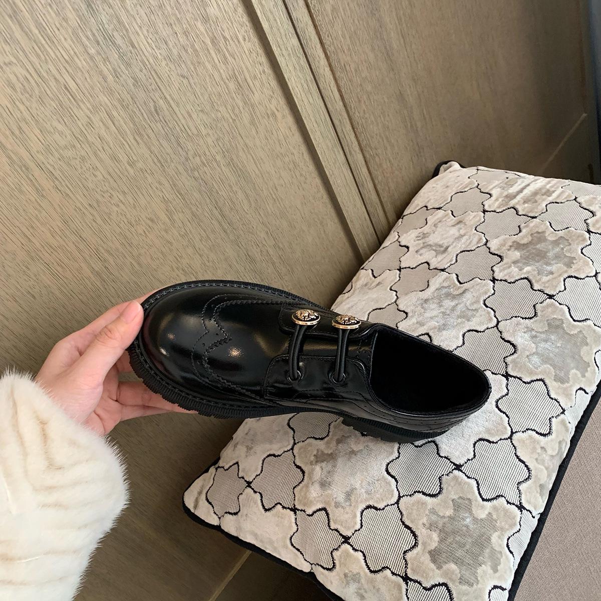 

Бархатные лоферы из натуральной кожи, осенне-зимние женские мягкие женские туфли на платформе и платформе с резной золотой пряжкой, маленькая кожаная обувь 40