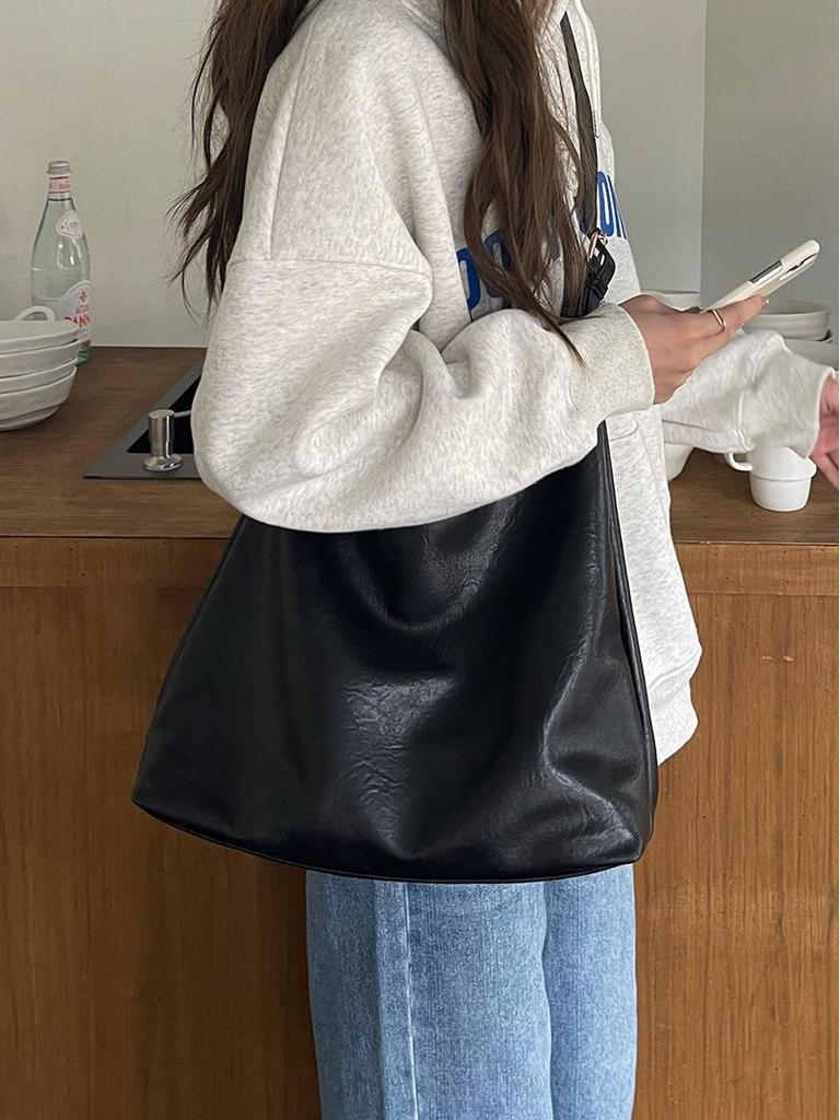 Women's Large-Capacity Retro Soft Leather Shoulder Bag - Autumn/Winter 2023