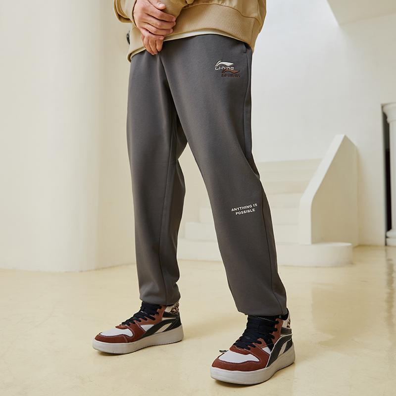 Li Ning Sports Lifestyle Series Brand Logo Casual Elastic Waist Knit Joggers Men Joggers Road-Gray AKLU865-1