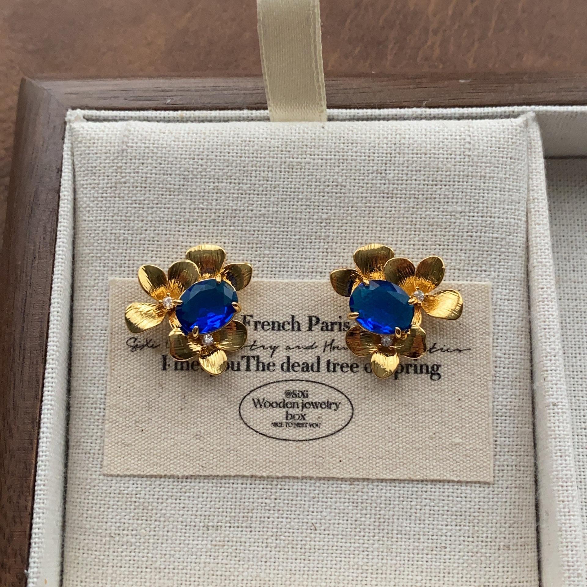 

Fresh Healing Flower Zircon Stud Earrings Glossy Polished Earrings Soft Smart Earrings