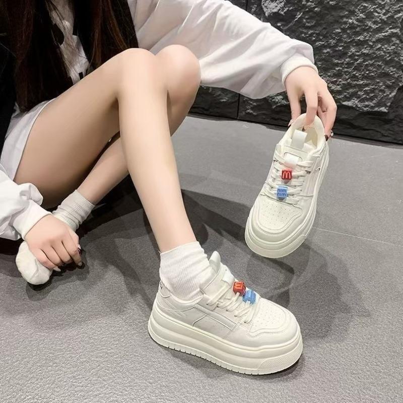 Einfarbige Damen-Freizeitschuhe dicke Sohle runde Spitze weiße Schuhe Frühlingsmode Nische vielseitig flacher Absatz Muffin-Basisplatte Schuhe