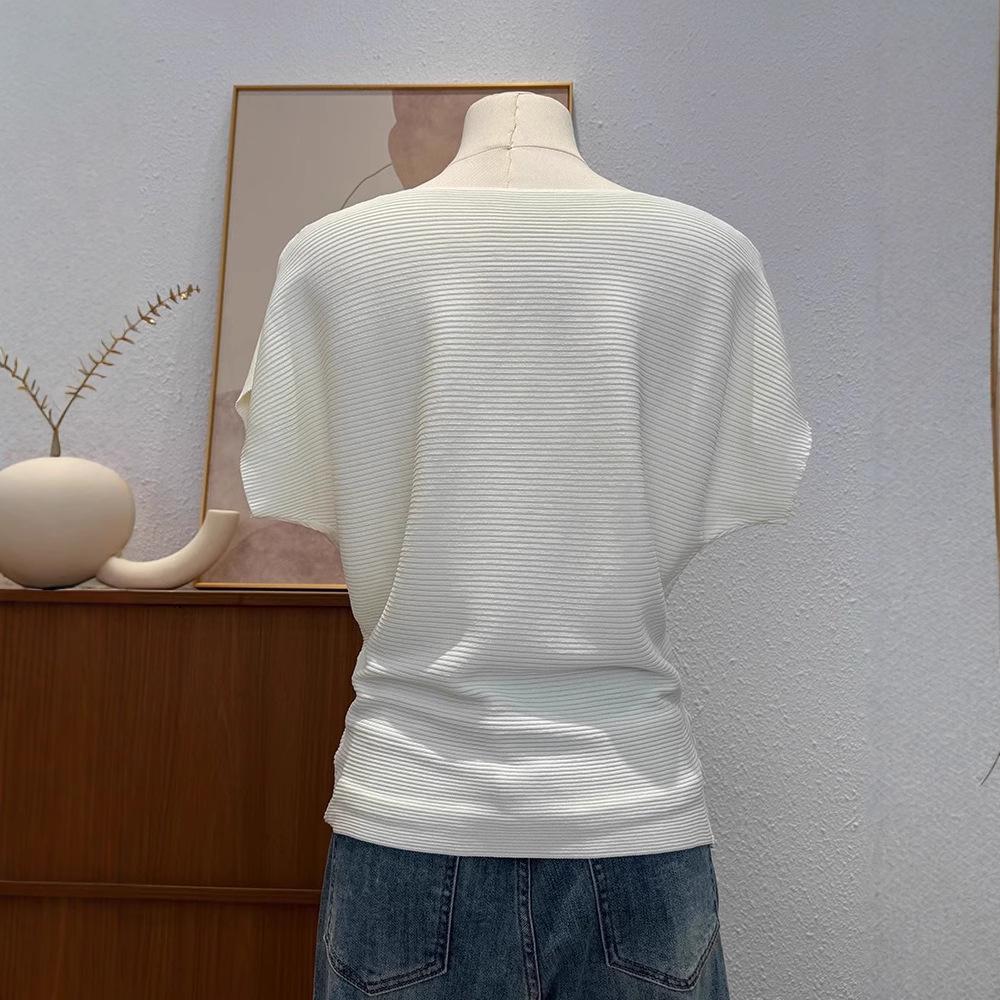 A High-end One-shoulder Short-sleeved Knitted Top for Women In Summer, with A Slanted Neck, Off-the-shoulder, Cinched Waist and Slimming Design