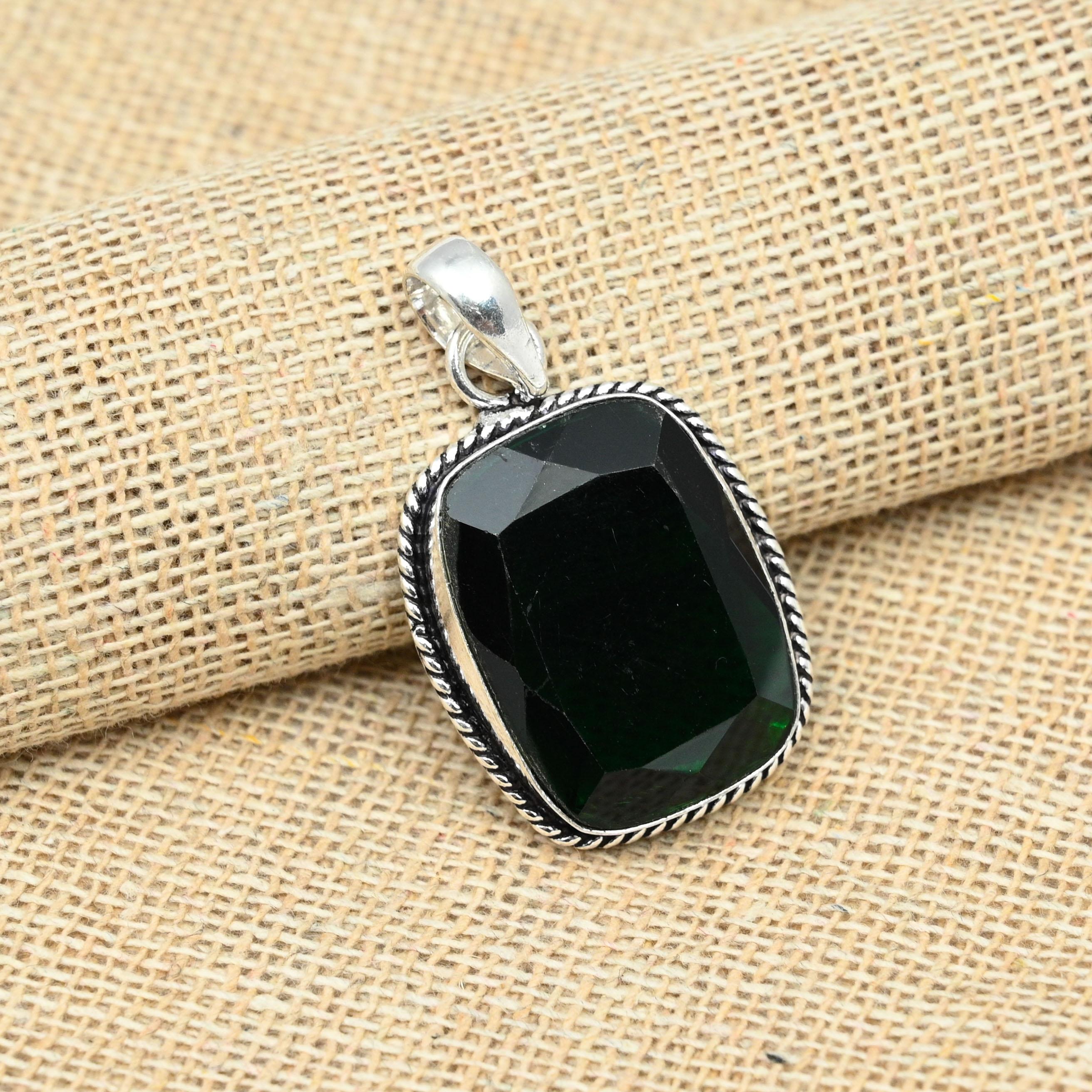 

Хром-диопсид драгоценный камень стерлингового серебра 925 пробы подвеска ручной работы индийские украшения 1.57 Inches зелёный