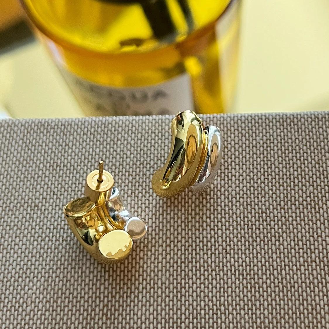 

Европейские и американские простые U-образные серьги INS. Женские новые модные двухцветные серьги 2023 года. Высококачественные легкие роскошные универсальные серьги. серебряный