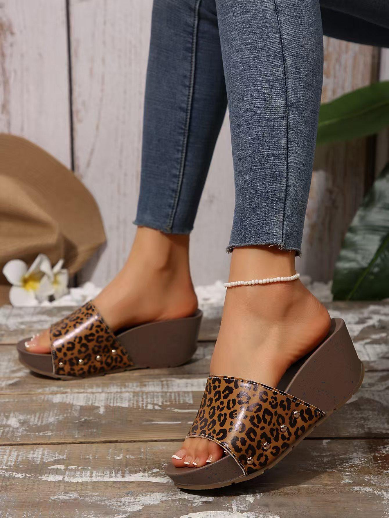 

Одно слово толстая подошва наклонный каблук тапочки женские летние рыбий рот носить кекс подошва пляж прохладно тапочки Тапочки 43