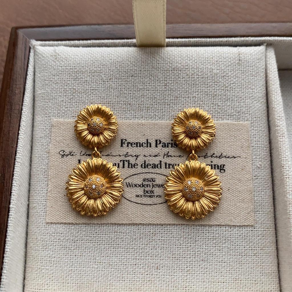 "Vintage Creamy Yellow Starfish Ear Clips: Elegant and Cute, Piercing-Free Sea Star Earrings"