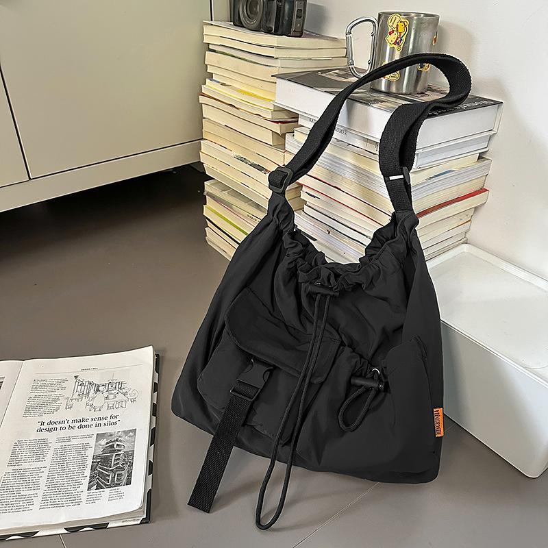 

Nylon cloth bag women s large-capacity new summer versatile shoulder messenger bag niche commuter tote bag чёрный