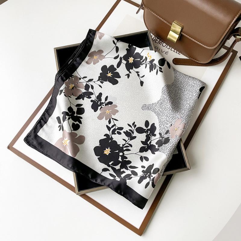 

70 * 70 Four Seasons Доступен Новый женский маленький квадратный шарф, высококачественный шарф с буквенным принтом, профессиональный шарф, атласный шарф 70*70cm