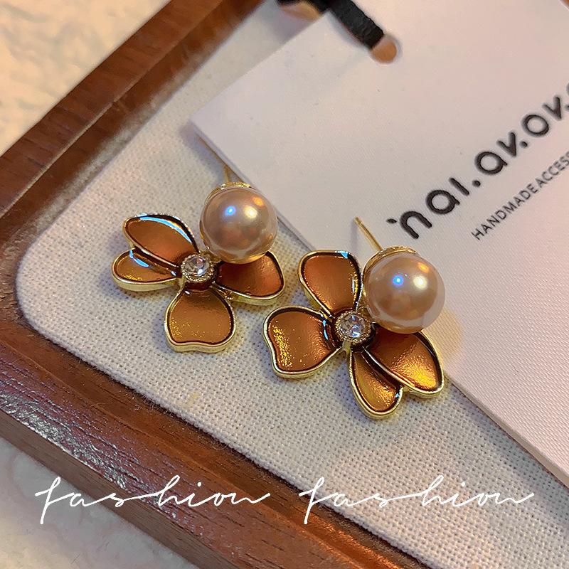 French flowing gold flower pearl earrings 2025 new temperament light luxury high-end stud earrings popular earrings