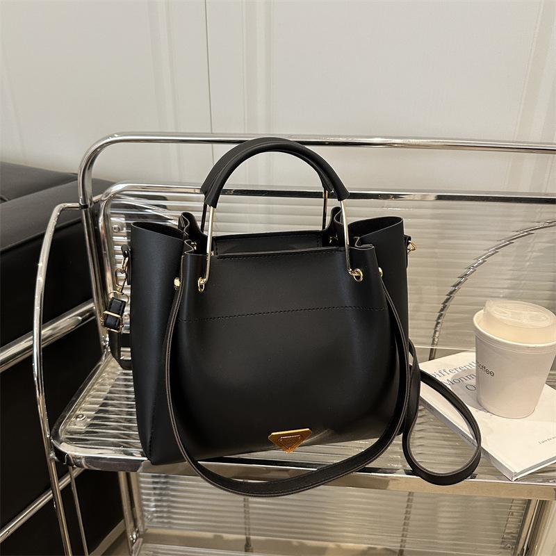 Spring New Women's Bag Fashionable Portable Bucket Bag Texture Retro High Value Single Shoulder Oblique Span Bag Simple Underarm Bag