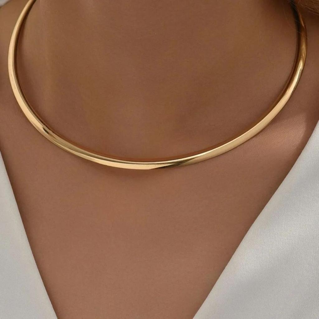 Accessory: Minimalist Collar Necklace Punk-inspired Metal-finish Circular Chain Collar -length Pendant
