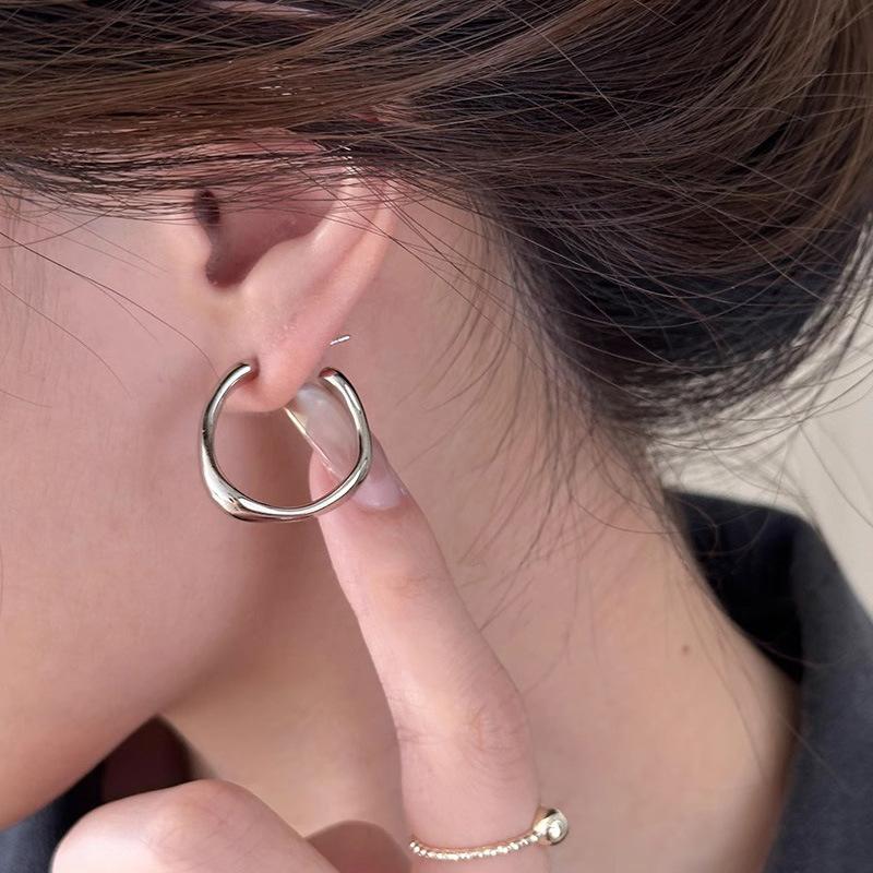 

Irregular Plain Circle Earrings Female Light Luxury Senior Sense Temperament Earrings Retro Niche Light Luxury Unique Earrings Ladies Jewelry