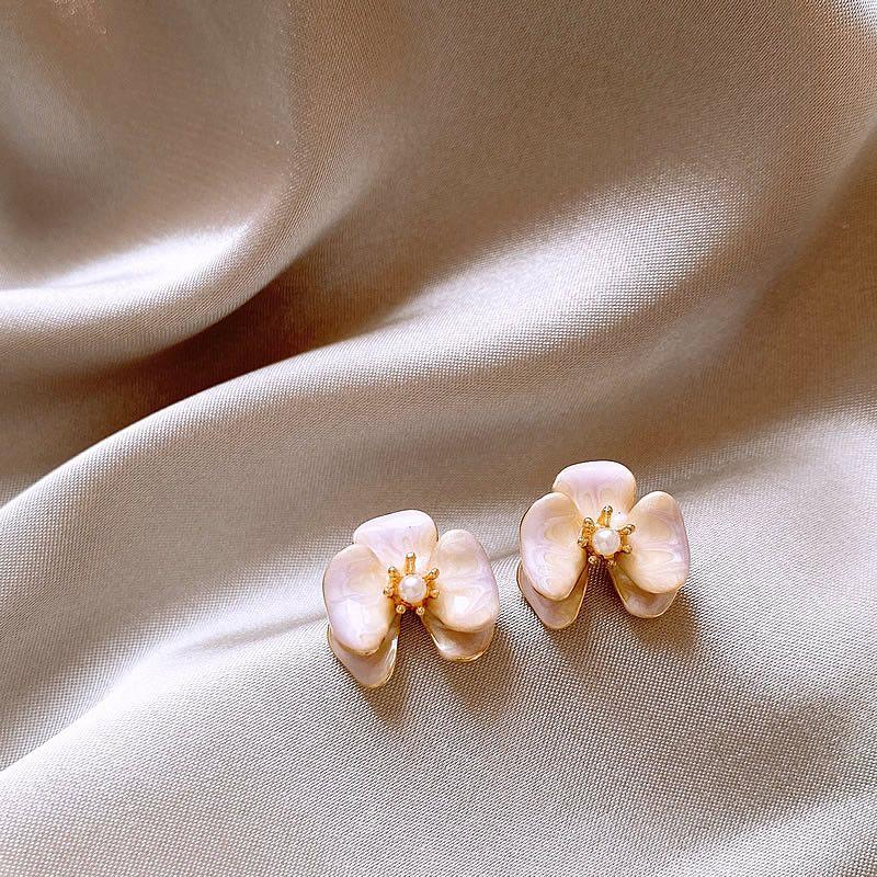 Dopamine Blooming Flower Pearl Stud Earrings Women's Unique Beautiful Earrings Fancy Accessible Luxury Earrings 925 Sterling Silver Needle