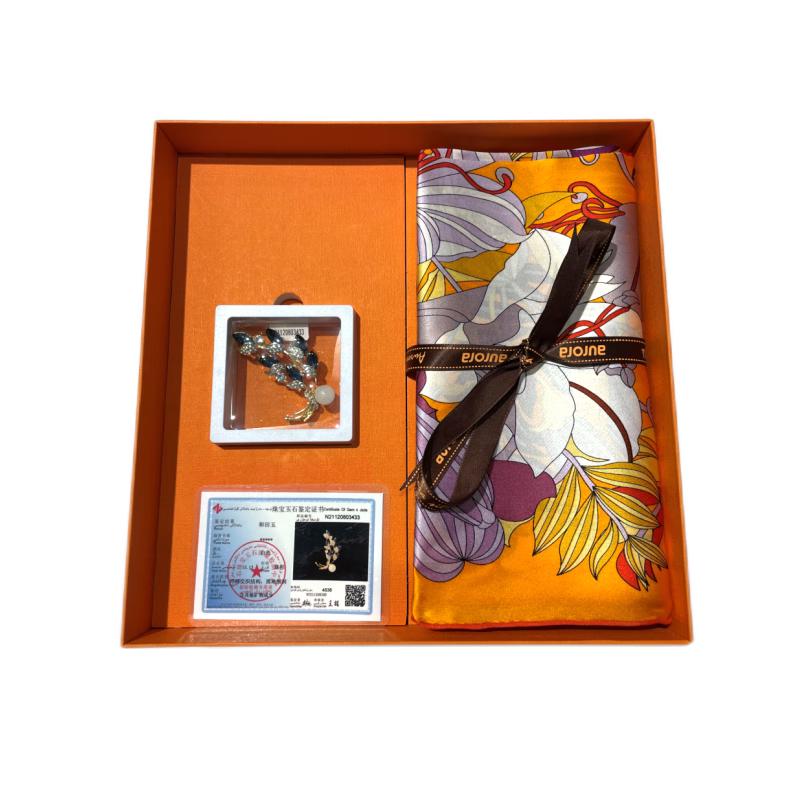 

Комплект шарфа и броши из шелка тутового дерева «Аврора»