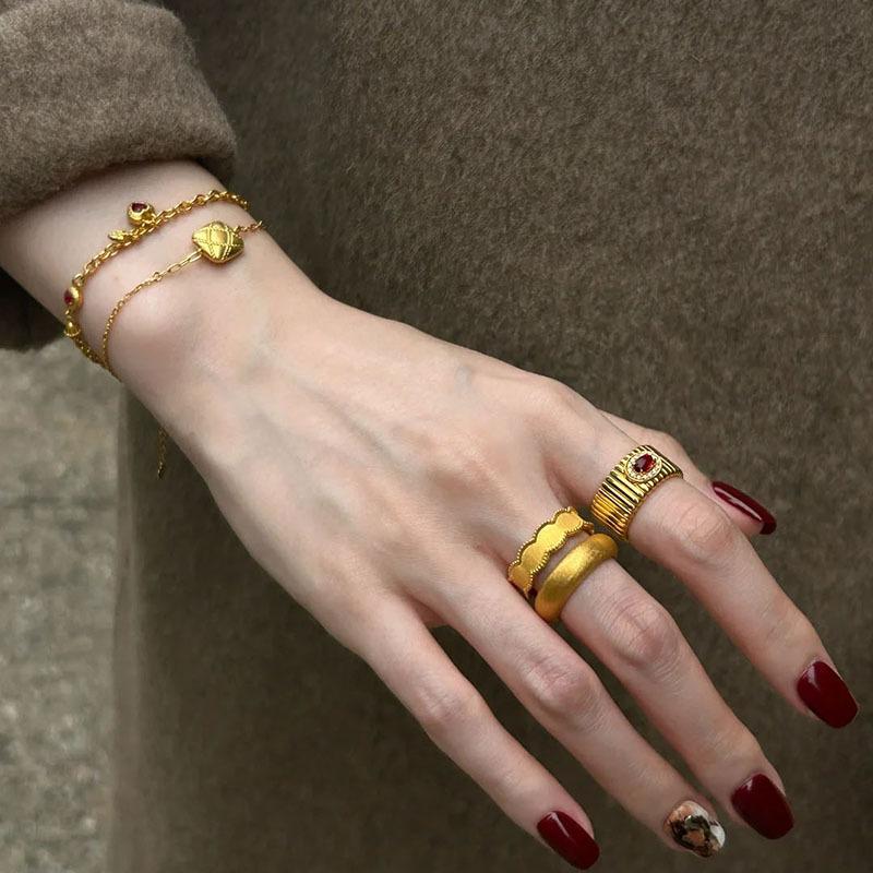 Vintage Ruby Texture Wide Edge Glossy Rings for Women Charms High Fashion Light Luxury Red Zircon Ring Banquet Gifts