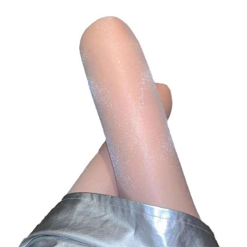 Mondlichtgraue, perlmuttartige, glänzende, transparente Strumpfhose mit offenem Schritt und nackten Beinsocken