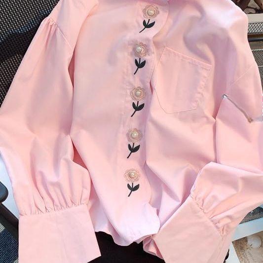 Rosa Bluse mit Blumenstickerei, langen Ärmeln und Perlenknopfleiste, Oberteile, Frühling, Französische Mode, Damenbekleidung