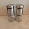 2-Piece Fashion Salt Pepper Shakers Set Dustproof Sealed Condiments Bottle For Home Kitchen Use