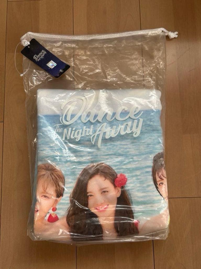 [USED] TWICE Dance the Night Away Beach Towel (with tags)