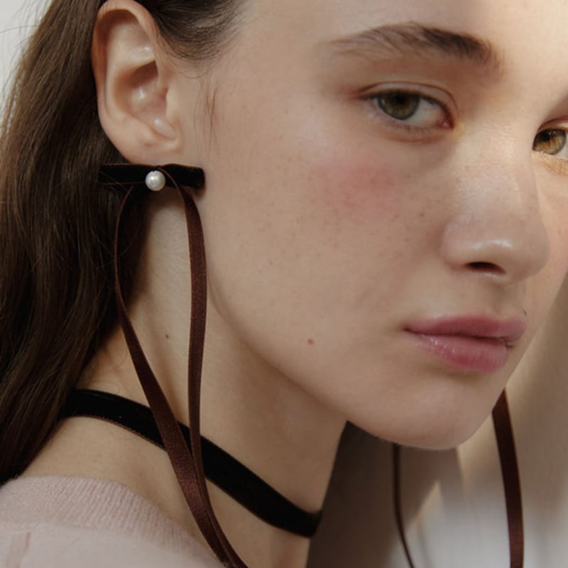 

LOVE ME MONSTER Brown Velvet Ribbon Earrings (L244MER050) BROWN