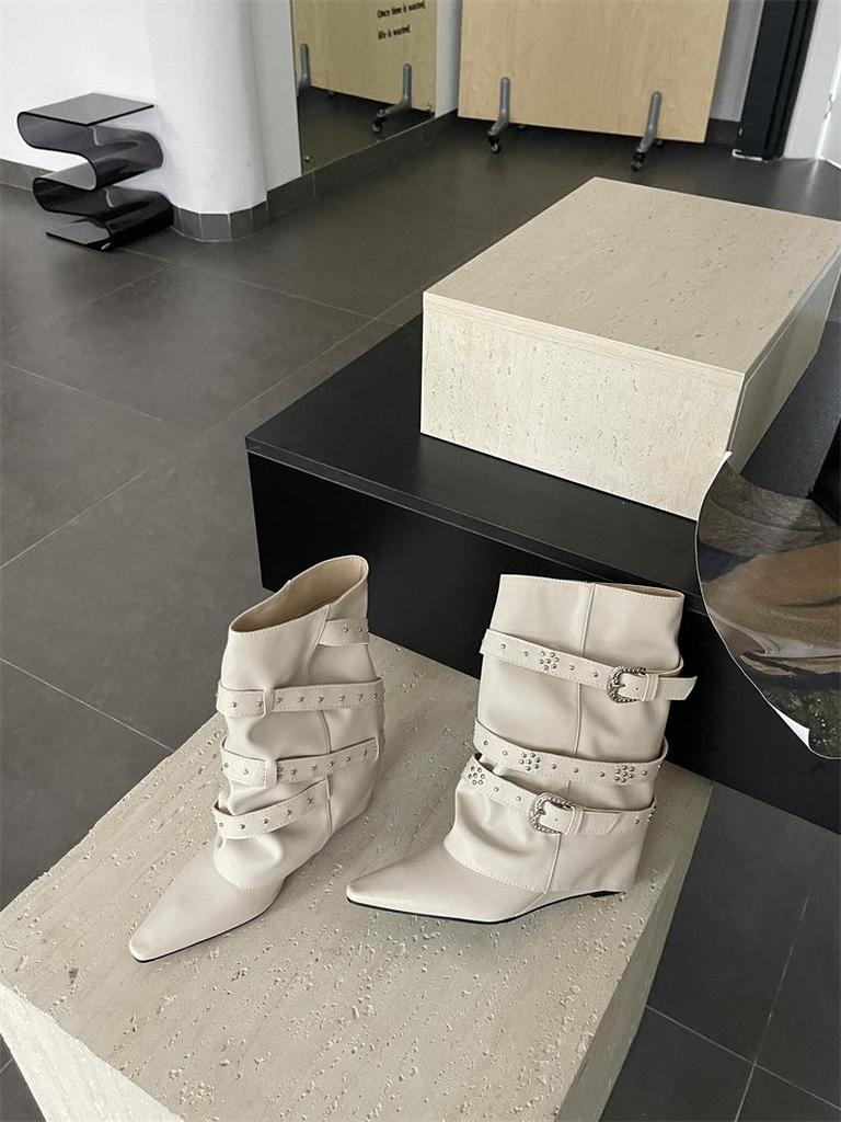 Französische weiße Stiefeletten aus Rindsleder: Modische spitze Zehenpartie, weiter Schaft, schlankmachende Gürtelschnalle, Nieten-Keilabsatz, kniehohe Hosenstiefel