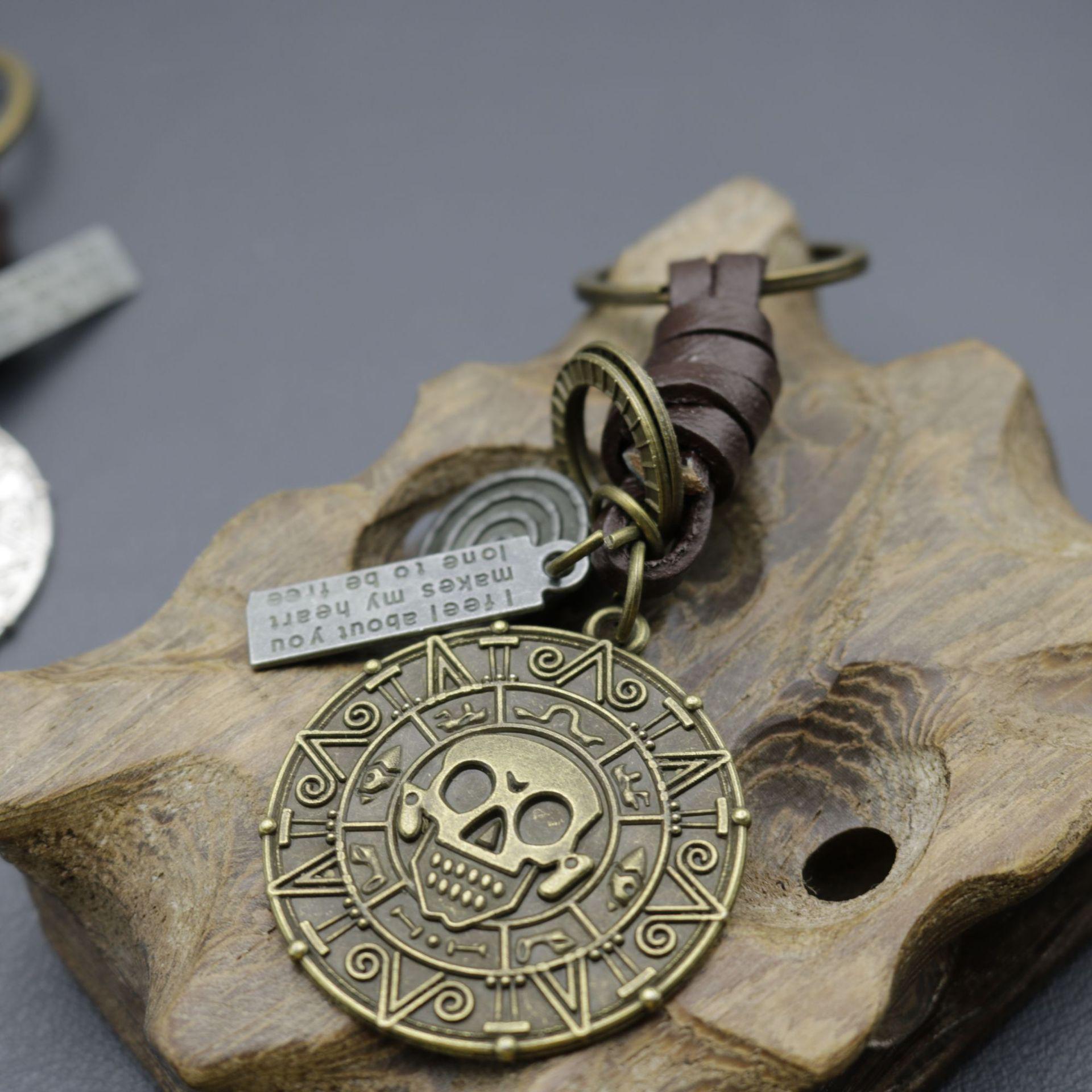 Retro Skull Plate Cowhide Woven Keychain бронзовый