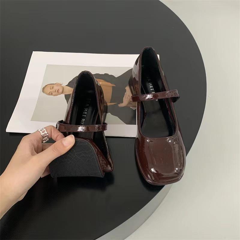 

Spring 2025 new French temperament square head light mouth versatile thick heel Mary Jane shoes design sense niche single shoes 39 темно-коричневого
