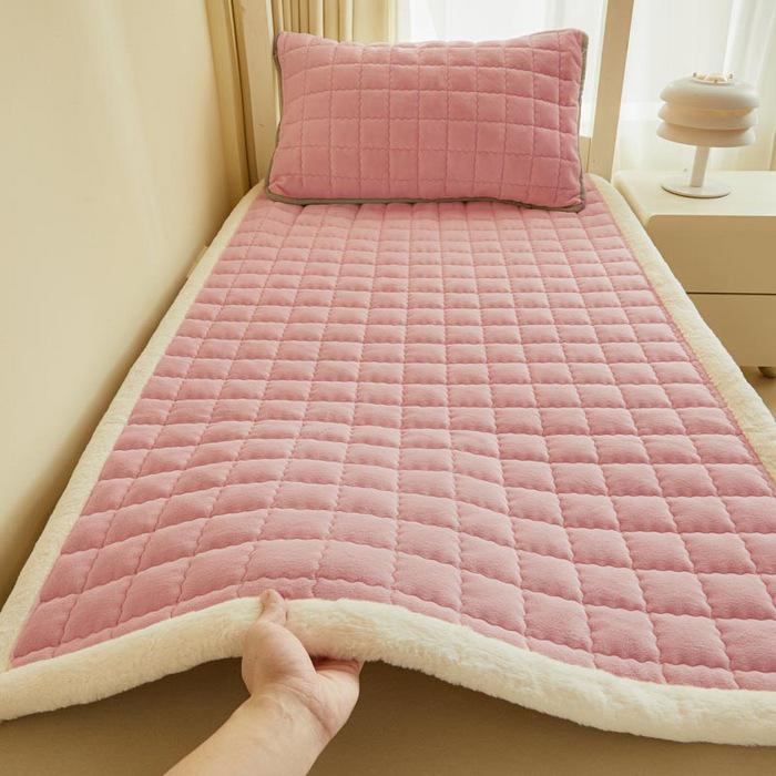 Luxurious Milk Velvet Folding Tatami Mattress Pad for Dorms and Homes