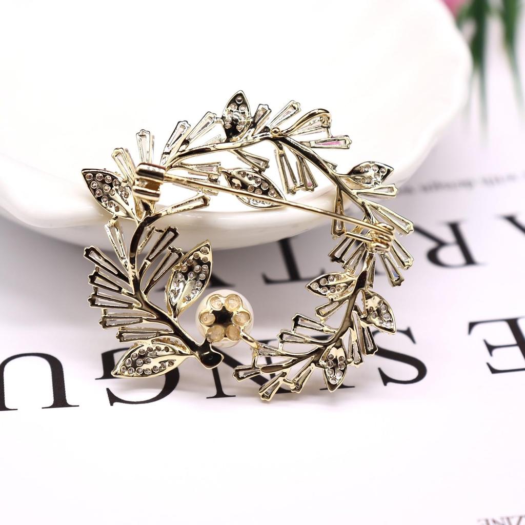 Pearl Zircon Flower Sparkling Pearl Leaf for Entrance Graduation White Gifts for Gift Case Included Brooch, Corsage, Ceremonies, Ceremonies, Weddings,