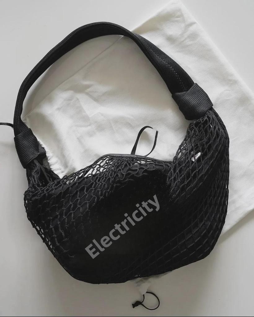 Trendy Croissant Tasche: Stil der Internet-Prominenz, vielseitiges zweifarbiges Netztaschen-Design, Schulter- und Crossbody-Tasche