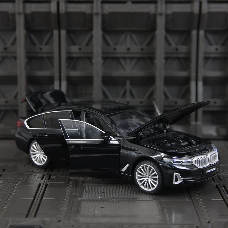 1:24 Simulate BMW 530Li alloy car model with doors, engine hood, and trunk that can open rich in details, finely crafted