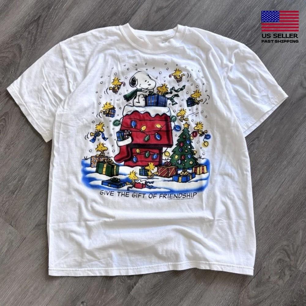 Vintage 90s Y2K Peanuts Snoopy Holiday Christmas Tree White TShirt Men’s Unisex T-Shirt M