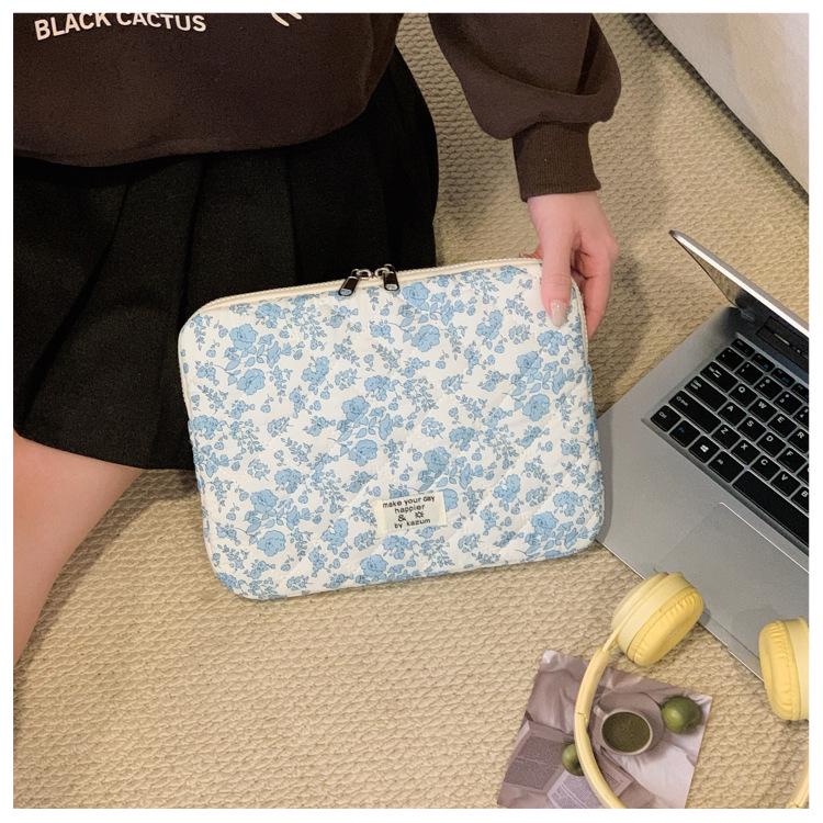 Large Capacity Floral Quilted Makeup and Laptop Travel Bag Small