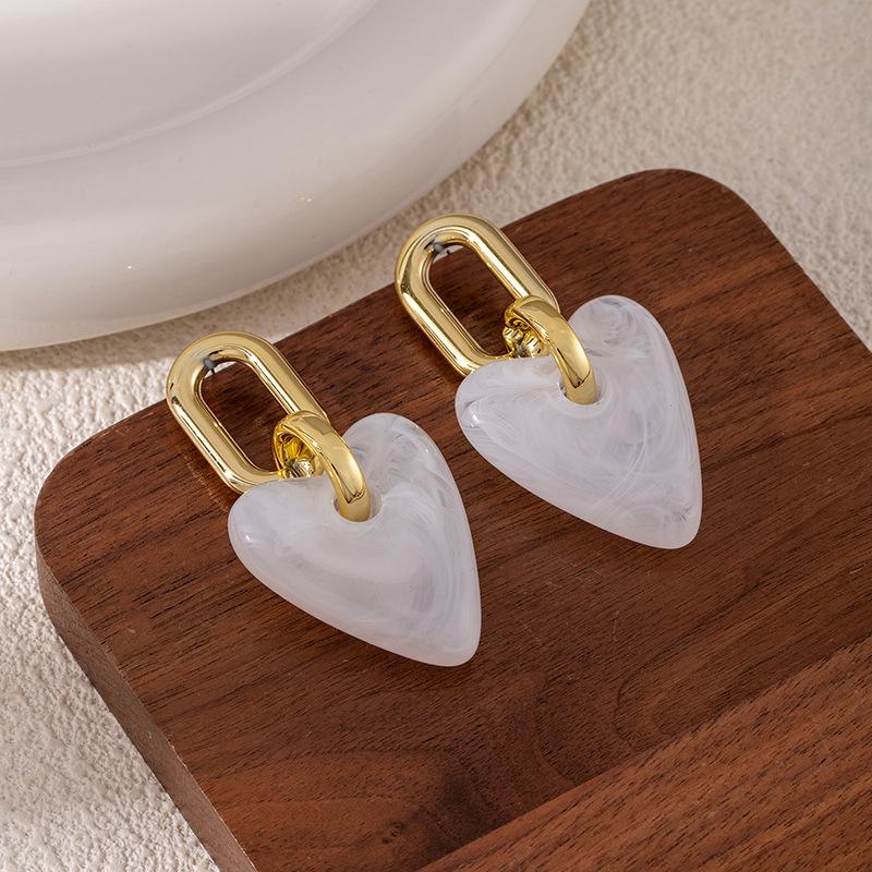 Gradient Heart Earrings: Retro Maillard Resin Peach Design - Fashionable and Versatile for Women.