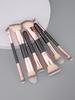 6-delat dubbelsidigt sminkborstset: Foundation-, rouge-, ögonskuggs- och konturborstar med trefärgade borststrån.