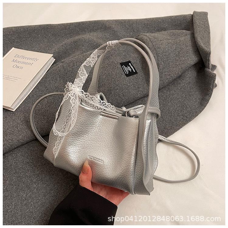 

Foreign order 2025 new vegetable basket handbag women s high-end sense simple and versatile hand bag commuter shoulder bucket bag срібний