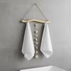 Organizator de bijuterii suspendat din lemn natural cu cârlige multiple pentru coliere, cercei. Perfect pentru dormitor, decor acasă, depozitare