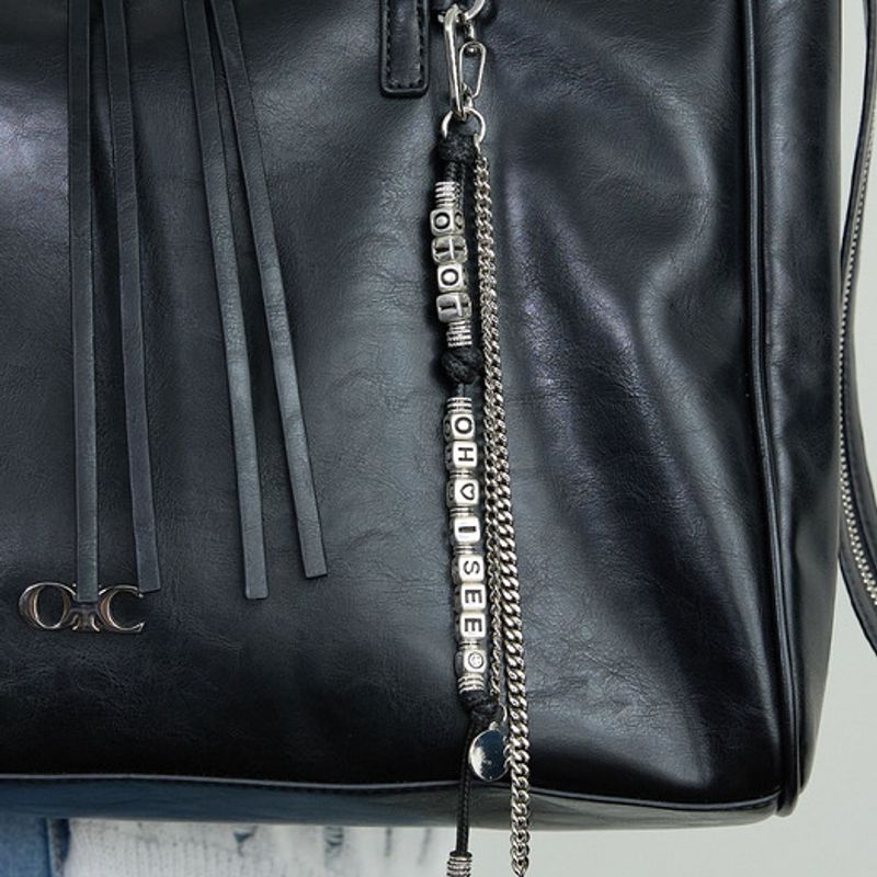 

OIOI COLLECTION Logo Cube Strap Keyring [BLACK] FREE