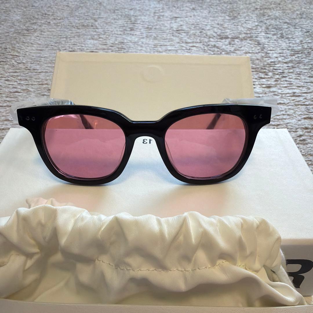

[USED] Black frame pink lens sunglasses