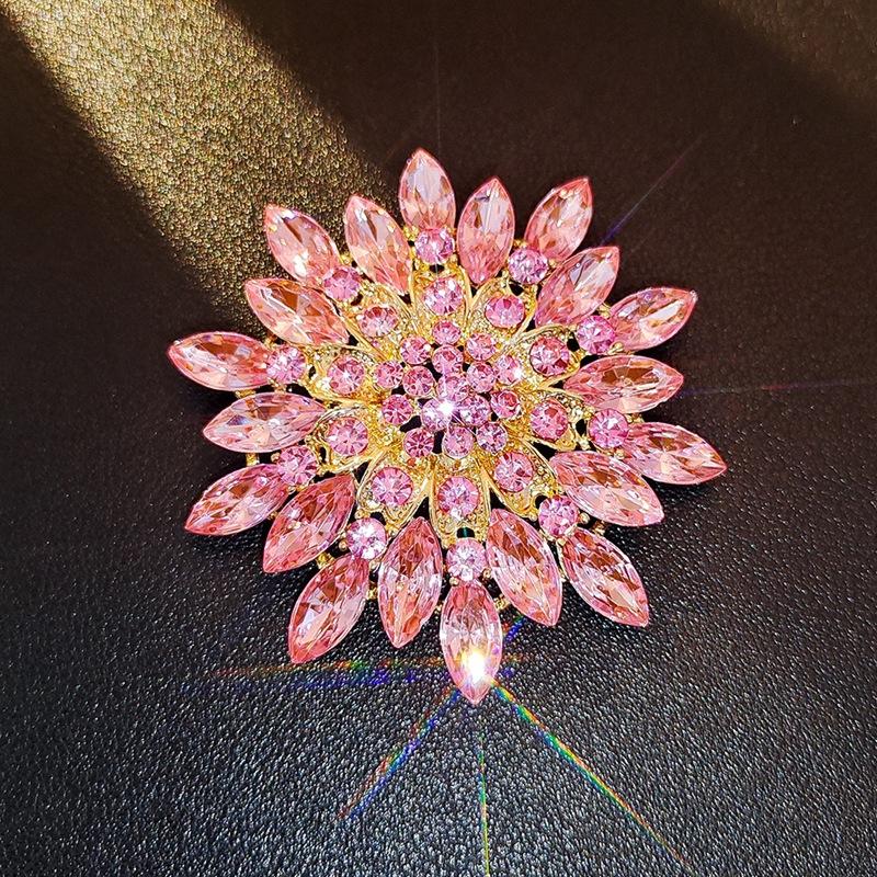 High-End Light Luxury Flower Brooch Female Heavy Industry Design Sense Animal Brooch Diamond Corsage Coat Clothing Accessories
