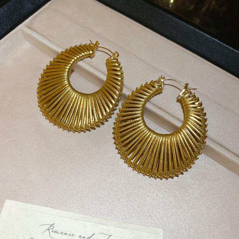 European and American geometric round hollow woven earrings, fashionable and elegant earrings, niche design earrings for women