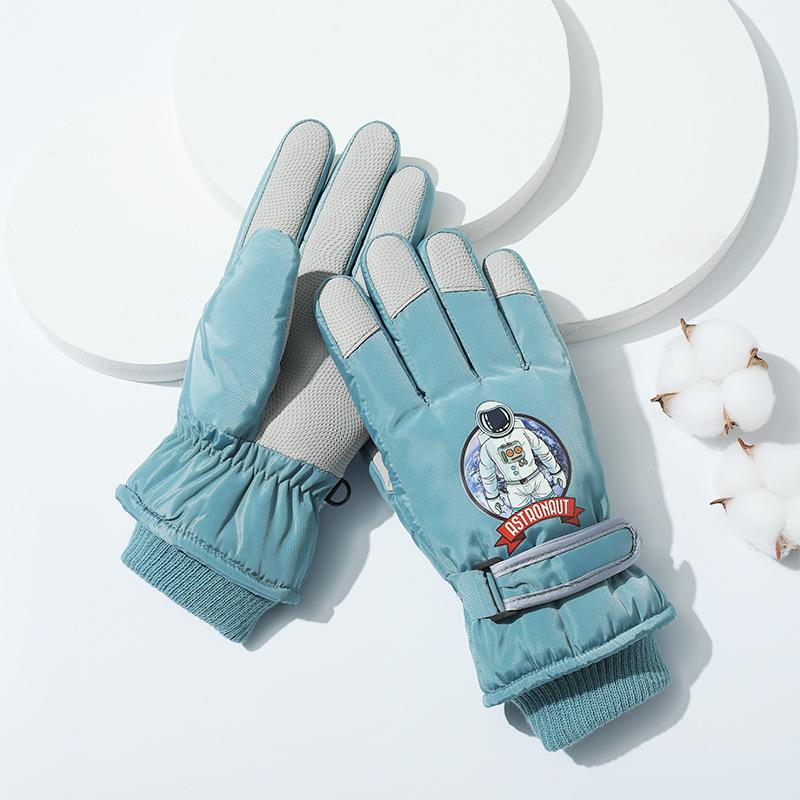 Children's ski gloves to keep warm