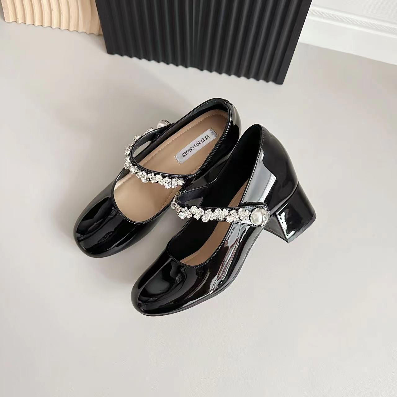 

Fairy style thick heel plus 7 cm rhinestone word with shallow mouth Mary Jane round head lady temperament high heels 39 чёрный