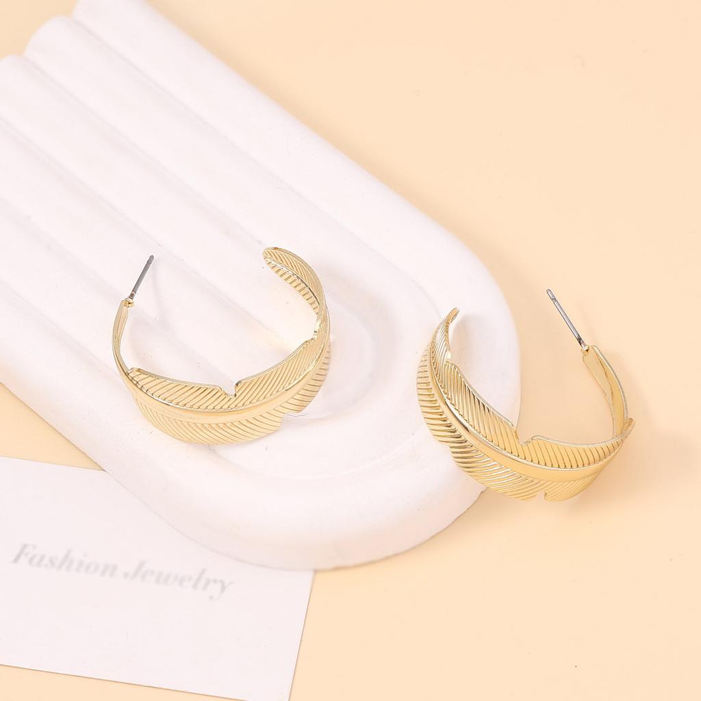 The Baroque light luxury style high-end circular C-shaped leaf-shaped stud earrings have a unique and niche design sense