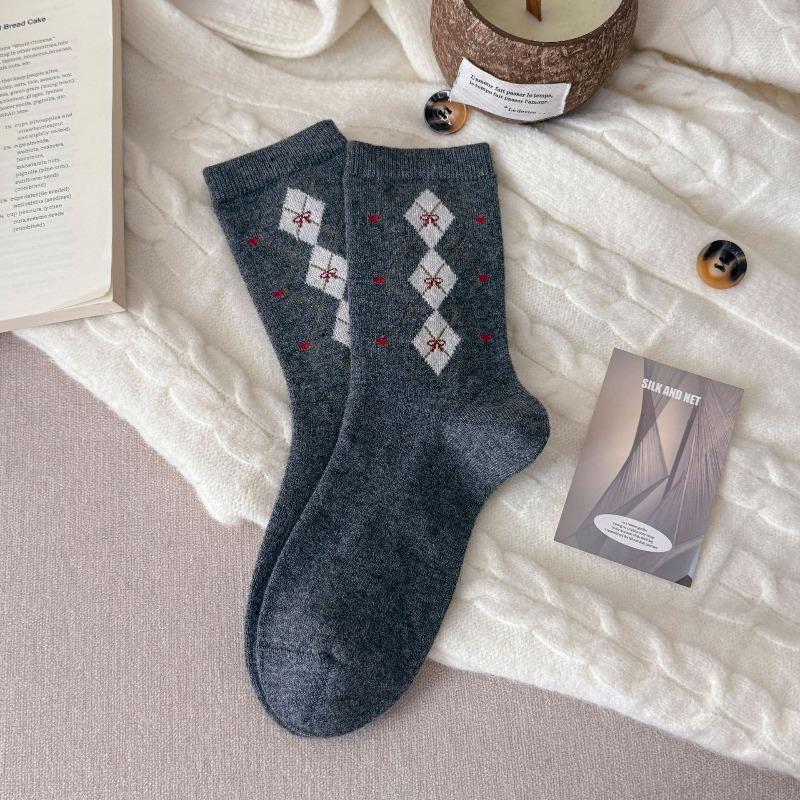 Woolen Boneless Pile Socks with Contrasting Color Diamond-shaped Patterns, Warm and Retro Mid-calf Socks for Autumn and Winter