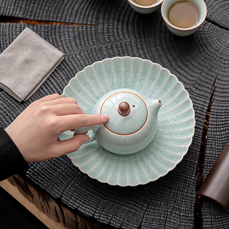 Ru Kiln Ice Flower Glaze Chrysanthemum Teapot Stand