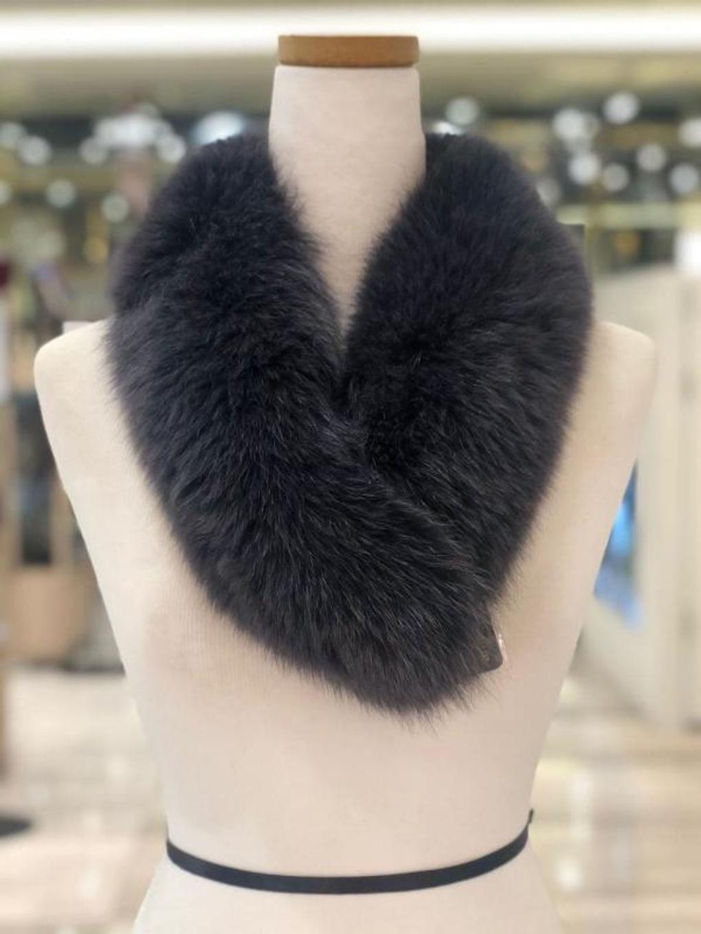 

MJ Arnaldobasini Fox Collar Two Button Magnetic Muffler ABWFM-20284