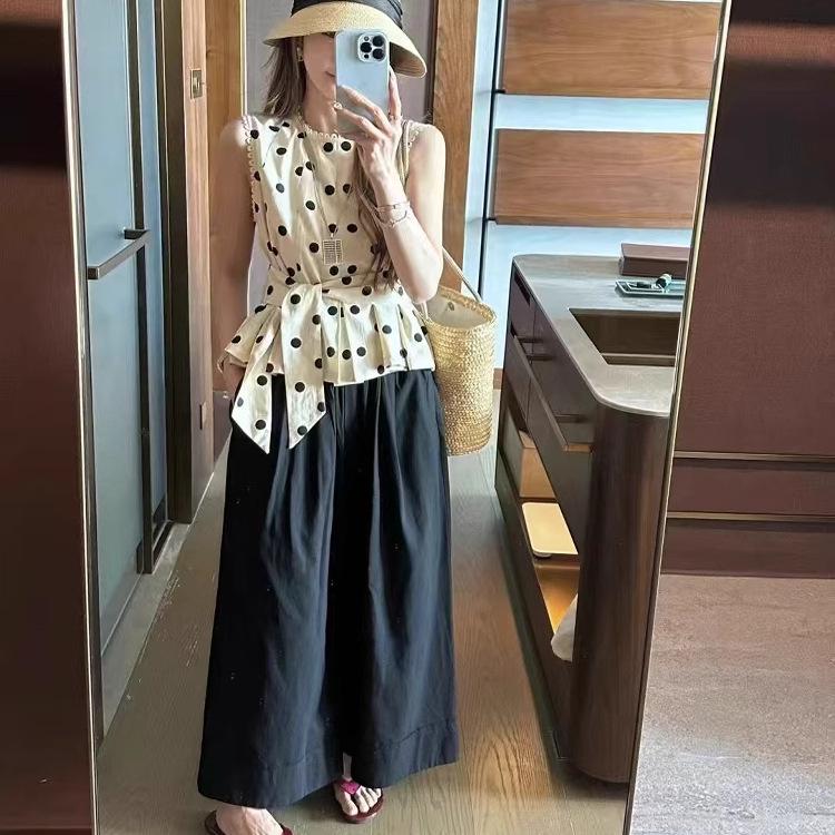 

Корейский комплект из двух предметов: жилет с завязками в горошек и брюки широкого кроя XL (135-148 lbs)