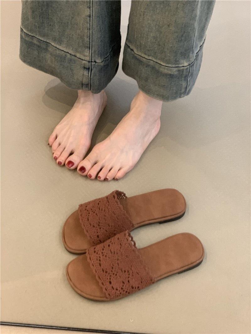 

Flat cool slippers 2025 summer French gentle fairy vacation beach word Roman sandals 35