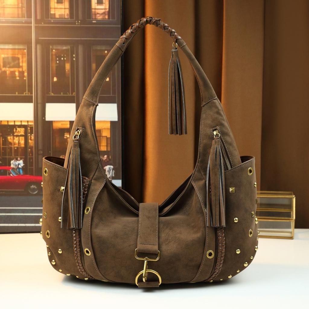 Fashion High-End Locomotive Wind Rivets Retro Women'S Shoulder Bag Foreign Style Underarm Dumpling Bag